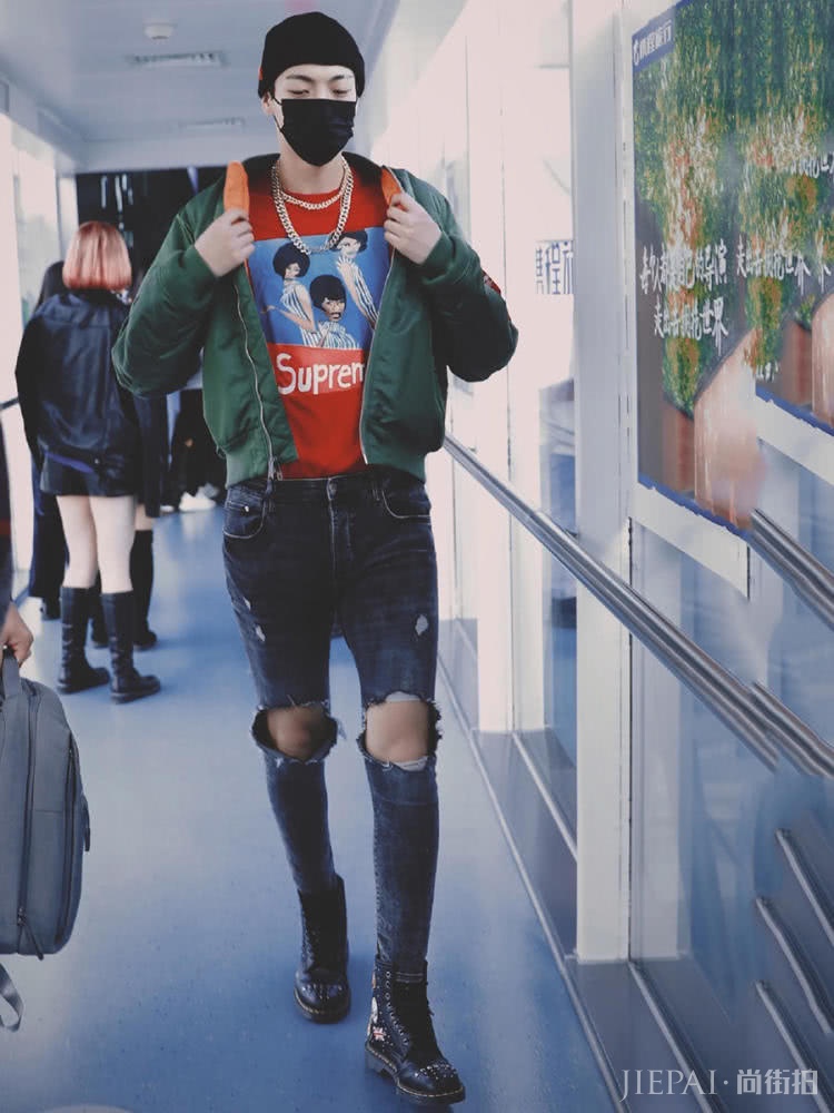 ONER坤音四子走机场,卜凡岳岳穿破洞裤,个个时髦似男模!