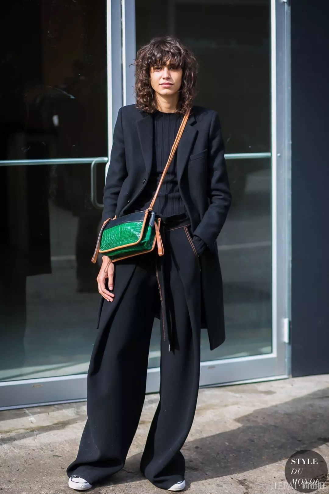 大衣配运动鞋时髦不止一点点!