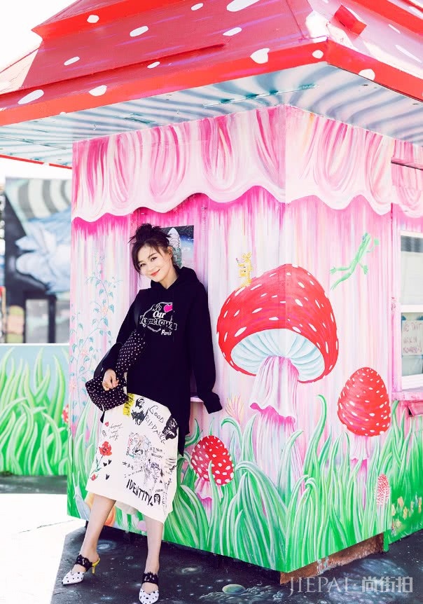 袁姗姗竟把画报拿来当裙子穿?瞬间显嫩10岁不止