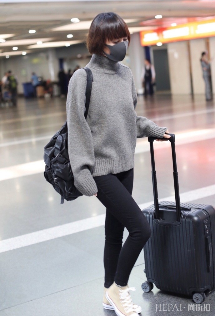 袁泉蓬蓬衫搭牛仔裤亮相,气质惊艳