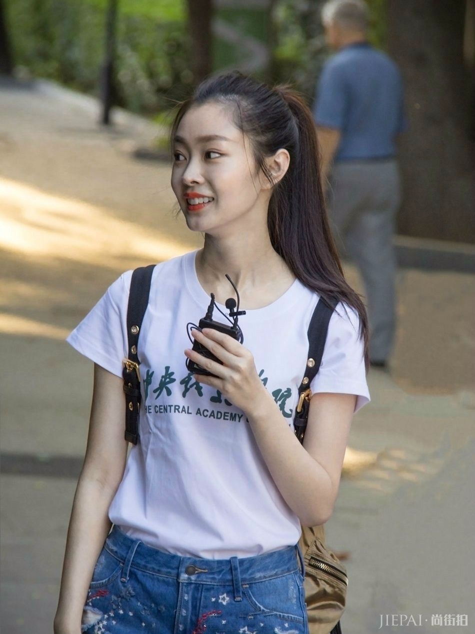 宋轶身材无可挑剔，大波浪卷发，女人味十足！