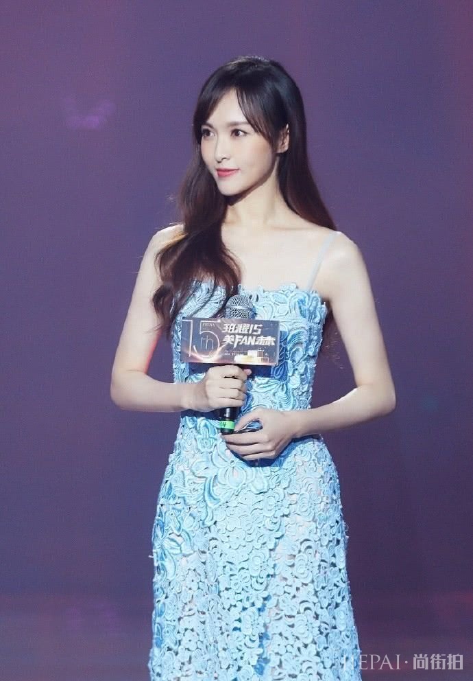 唐嫣穿蓝色镂空连衣裙仙气飘飘,少女感惊艳