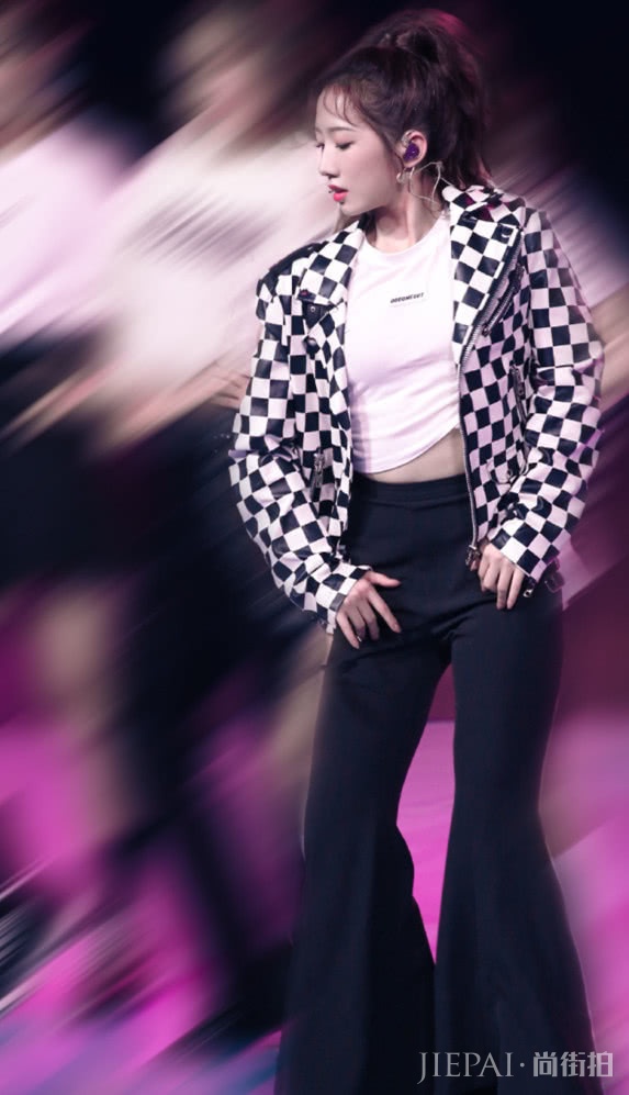 孟美岐的腰带勒出了一圈赘肉？台上的表情亮了