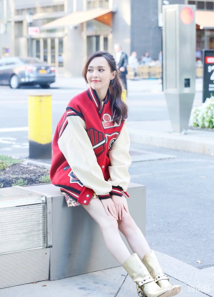 大红色衣服太俗气?但唐嫣穿红色连衣裙配长靴又帅又美,好看极了