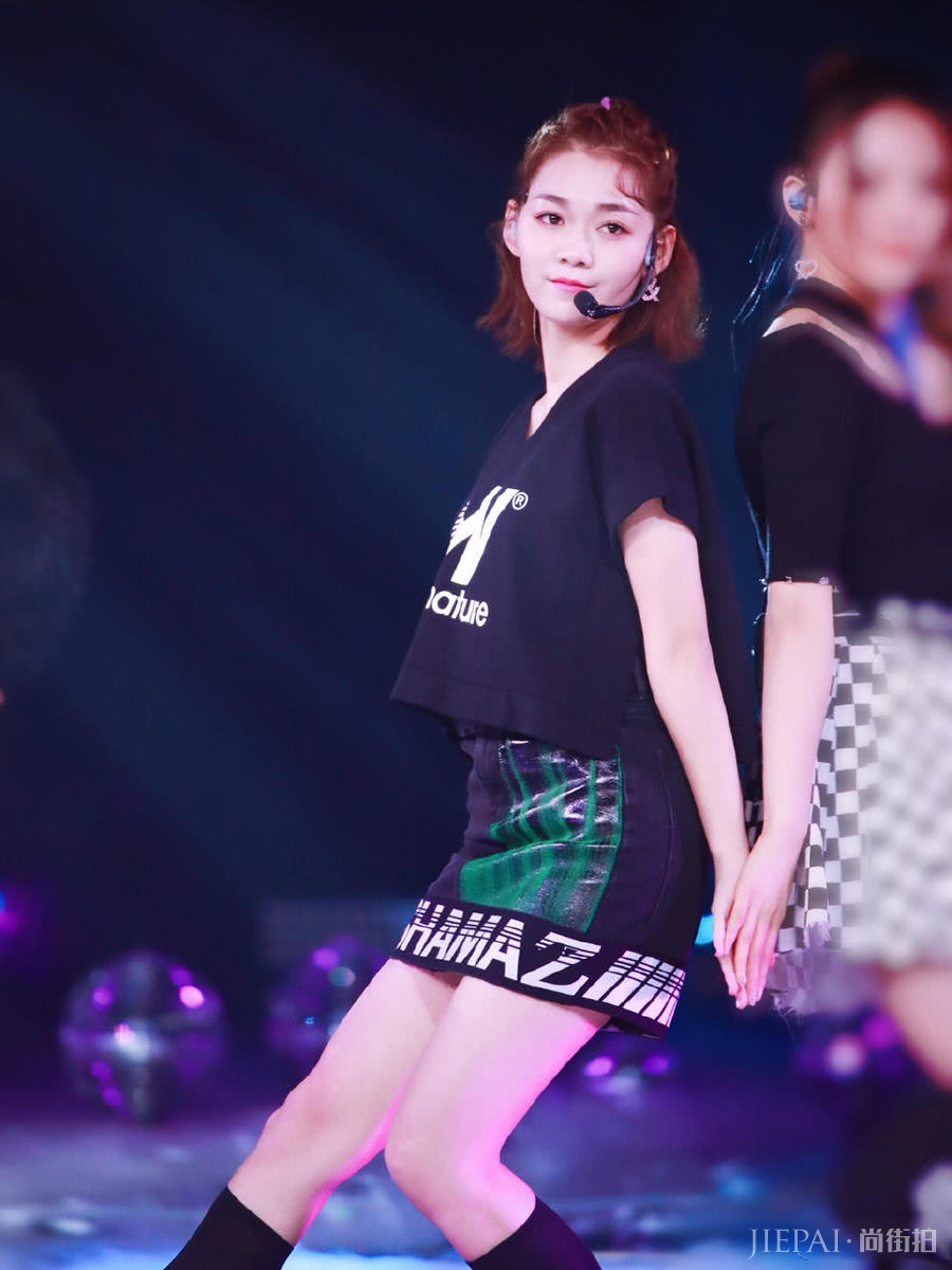 火箭少女终于合体，穿暗黑系造型，居然美出了高级感！