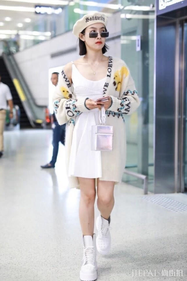 当女星穿上卡通毛衣后,不仅不像奶奶,谁酷谁嫩一目了然!