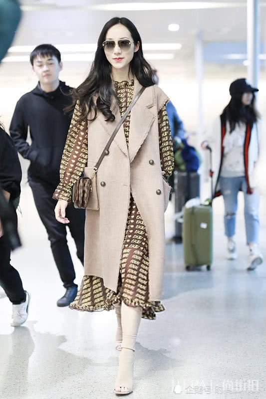 韩雪真抗冻!0度穿羽绒夹克保暖,却穿一条九分裤露脚踝