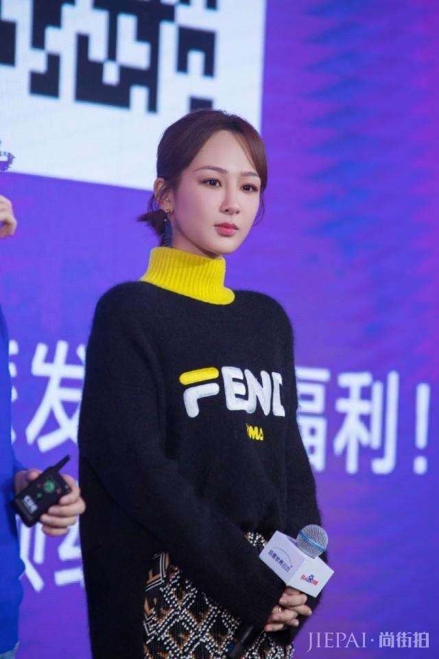 杨紫小短裙秀竹竿腿更惊艳,复古造型真美!