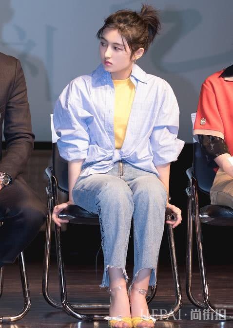 张子枫亮相活动,穿衬衫高跟鞋秒变“精致少女”,重新美回来啦