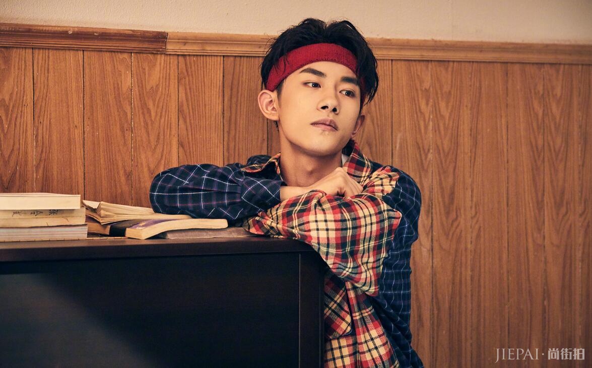 易烊千玺蔡徐坤格纹穿出型男味!