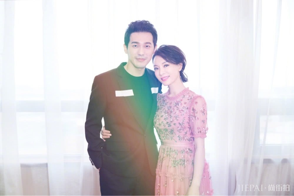 陈数终于剪对了发型！剪短发年轻20岁，穿连衣裙美成少女