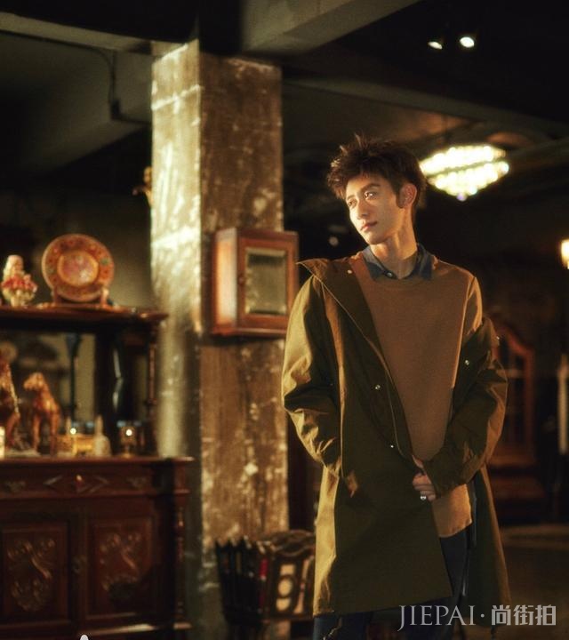 邓伦儒雅,张一山痞气,看两人穿搭各有千秋!