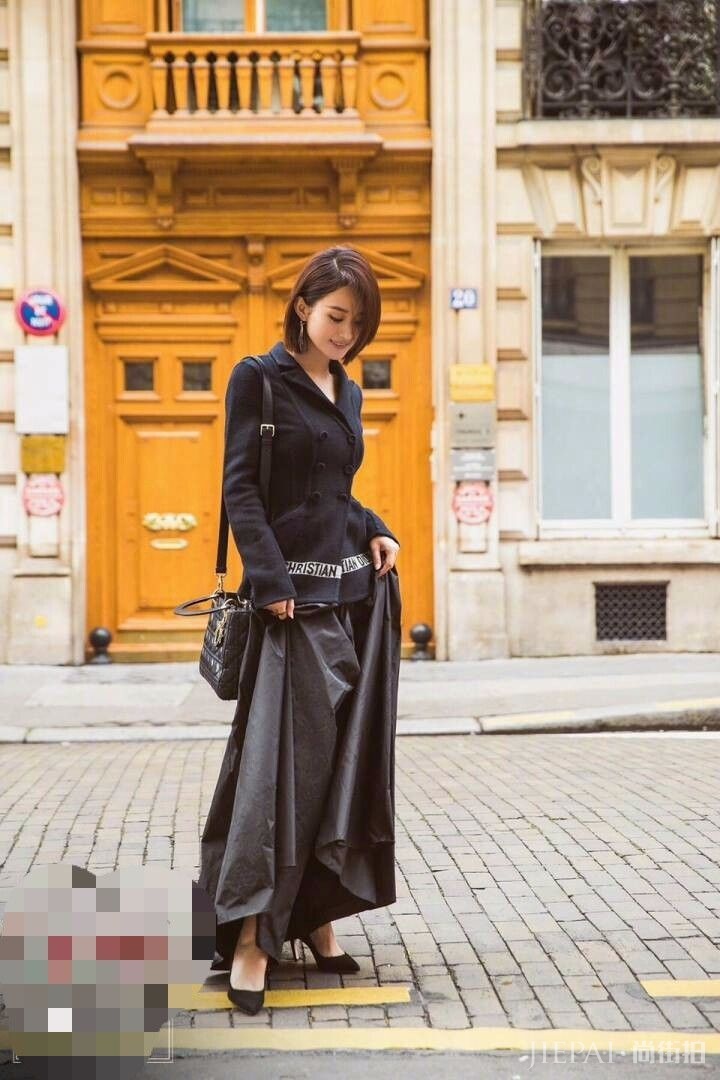 赵丽颖你变了,吊带裙还要v领露胸,让人眼睛都看直了!