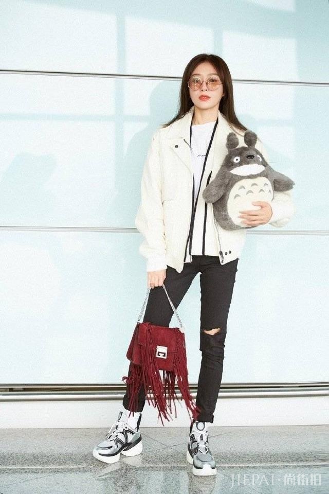 被秦岚美到了,拼色外套配百褶裙轻松美回18岁,换个新发型甜炸了