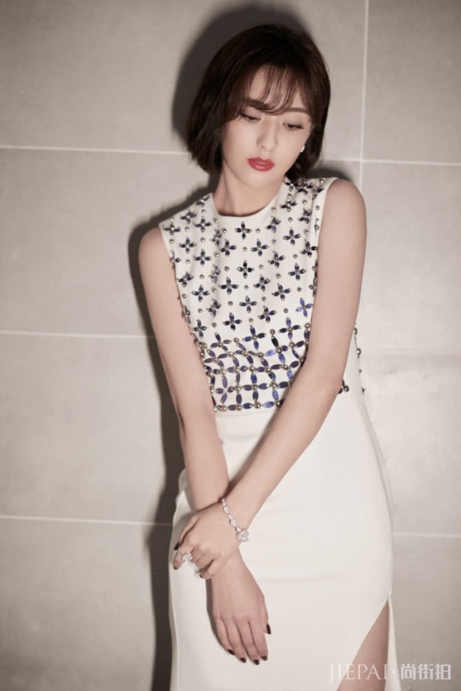 佟丽娅出席活动,穿白色连衣裙美成仙