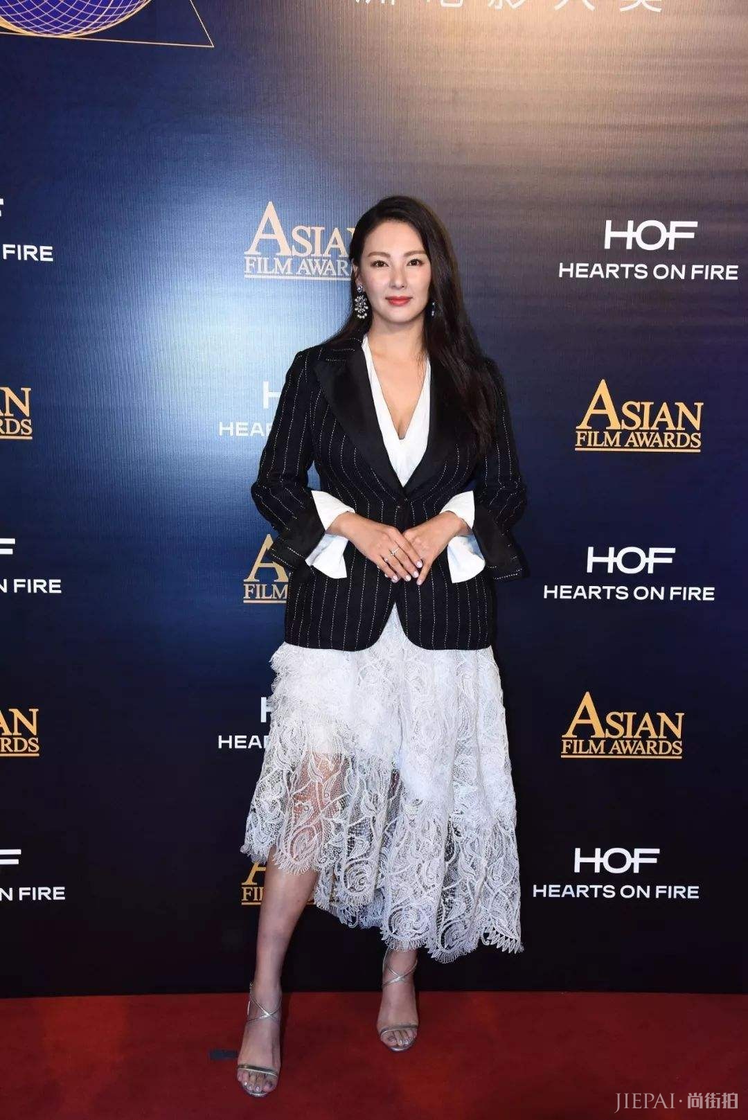 西装+纱裙,更适合大龄女性的精致优雅穿搭,知性又高级!