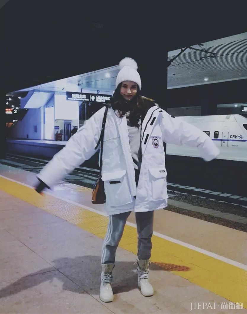 羽绒服+卫衣,保暖又时髦!