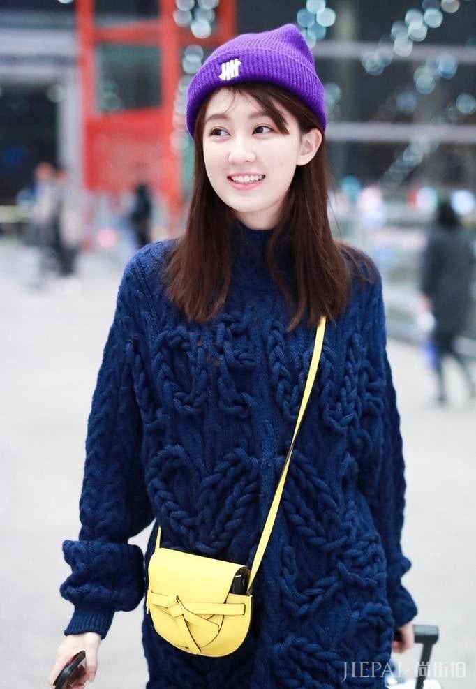 乔欣机场穿宽松毛衣+直筒裤，可爱又美美的