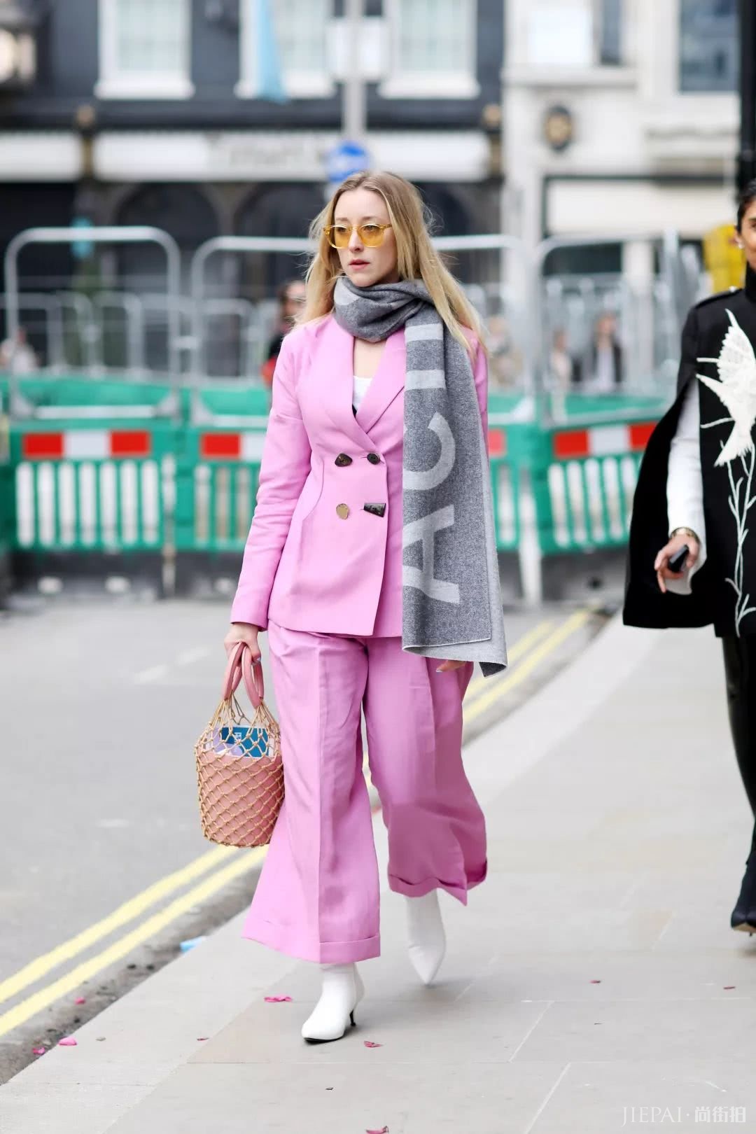 毛衣还能当围巾?今年流行“披着穿”!