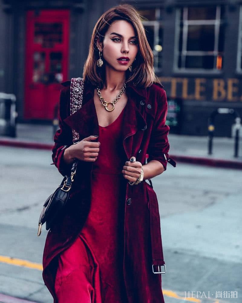 欧美街拍 酒红色大衣＋丝绒裙真不错，立体感十足！