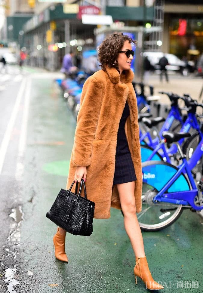 阿尔纳裹焦糖色大衣维密试装，打造秋冬时髦穿搭示范