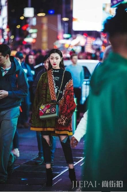 宋轶身材无可挑剔，大波浪卷发，女人味十足！