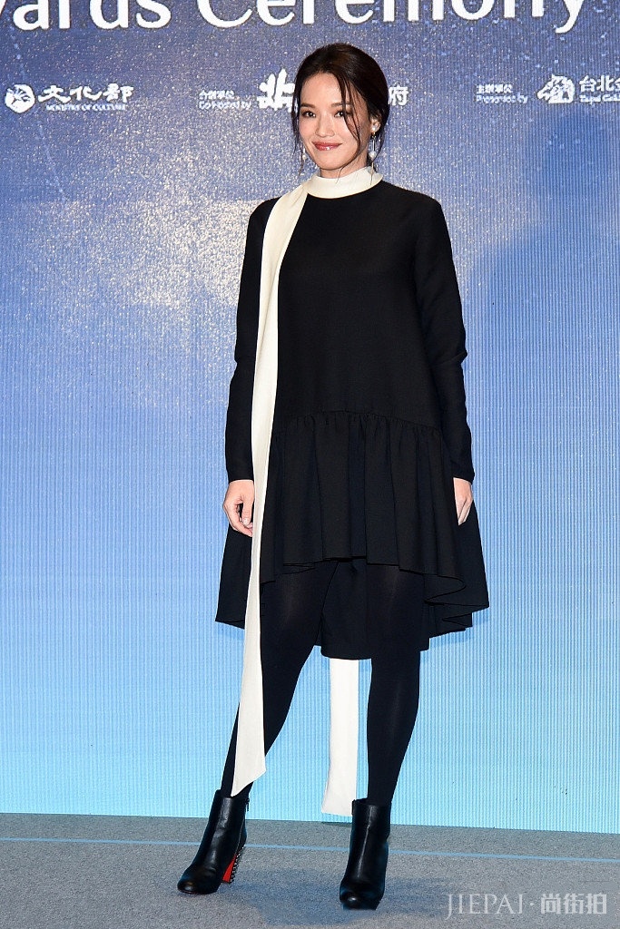 舒淇全身黑色还不觉得老气，嘟嘴卖萌暴露少女心！