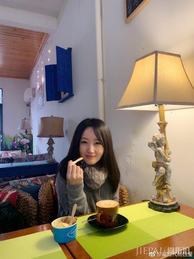 杨钰莹近照曝光:留标志性长发 皮肤光滑白皙像20岁少女