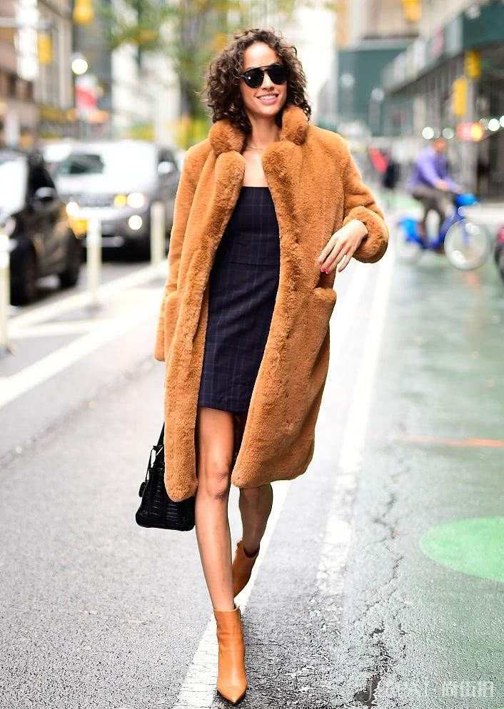 阿尔纳裹焦糖色大衣维密试装，打造秋冬时髦穿搭示范