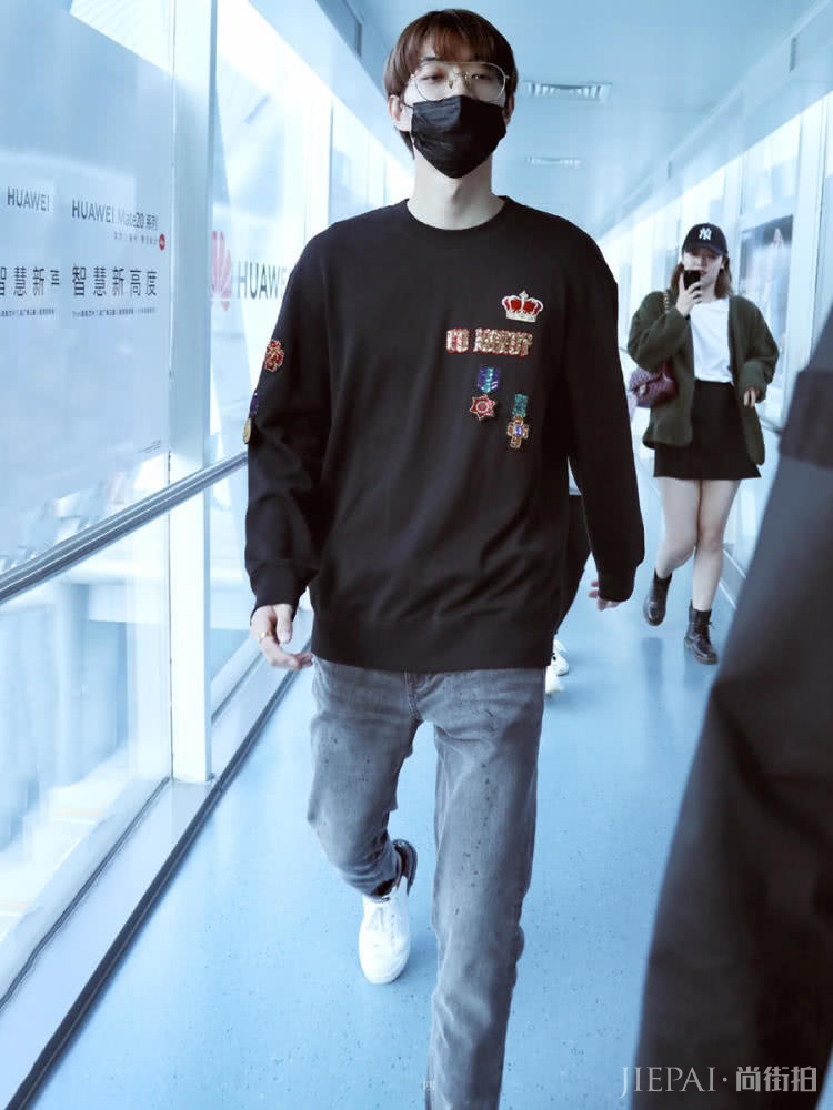 ONER坤音四子走机场,卜凡岳岳穿破洞裤,个个时髦似男模!