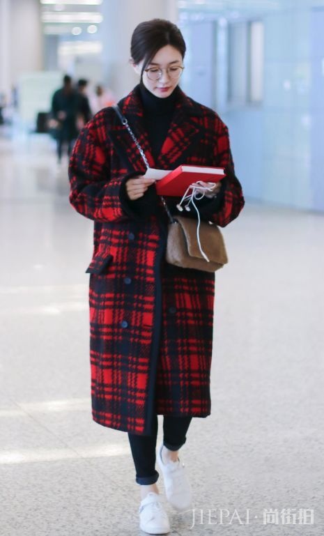 千万别再穿一身黑了，今年最流行的大衣长这样！