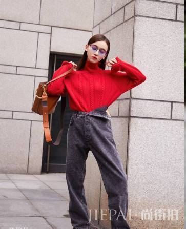 吴谨言厉害！俗到爆的拖地裤都能穿出时尚感，网友：全靠颜值在撑