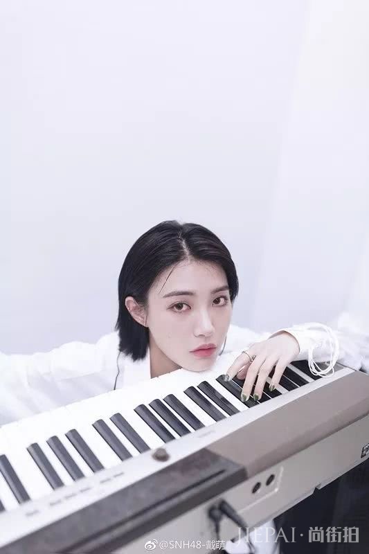 想学时下最流行的眼妆？跟着这些时尚爱豆们肯定没错