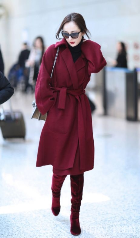 千万别再穿一身黑了，今年最流行的大衣长这样！