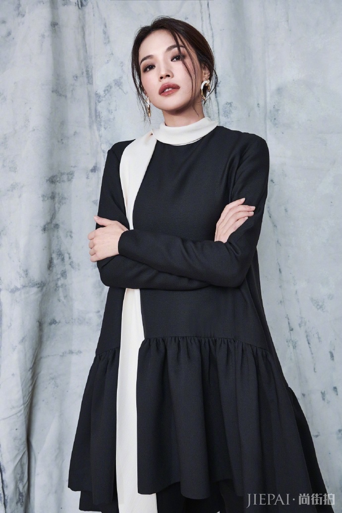 舒淇全身黑色还不觉得老气，嘟嘴卖萌暴露少女心！