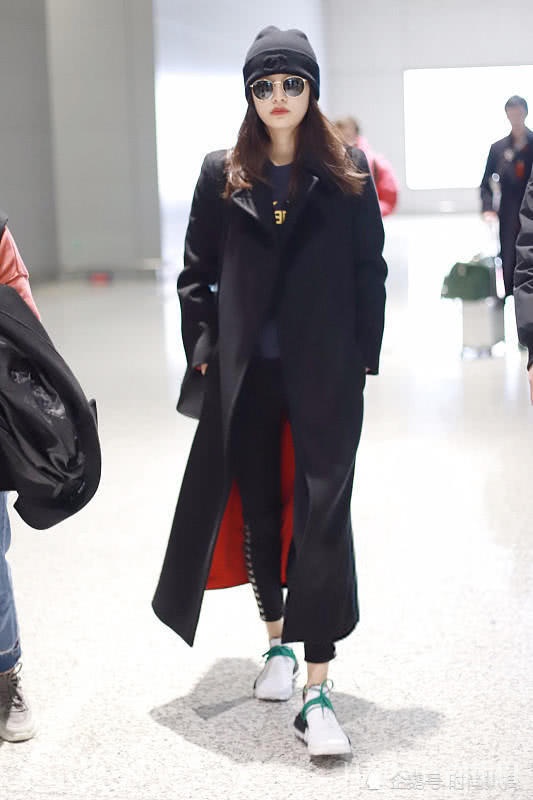 孙怡机场街拍 穿超长大衣路透照曝光，少女感十足