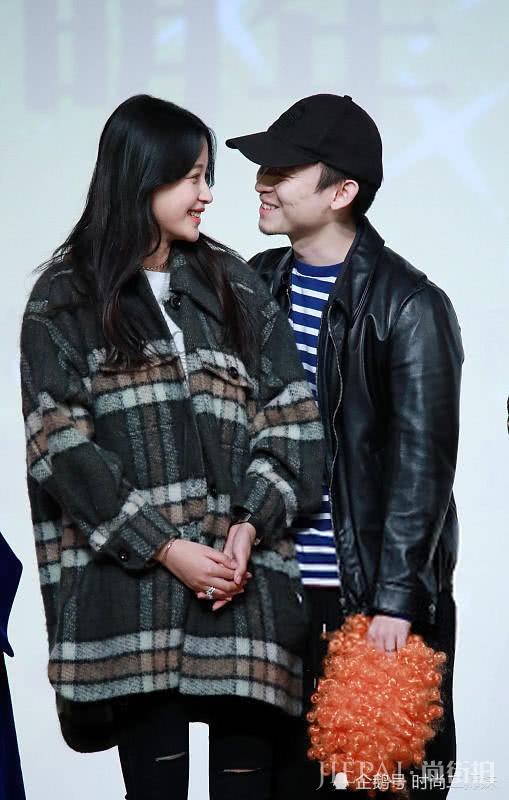 被孙怡的新写真美到了！背着毛绒包少女感爆棚