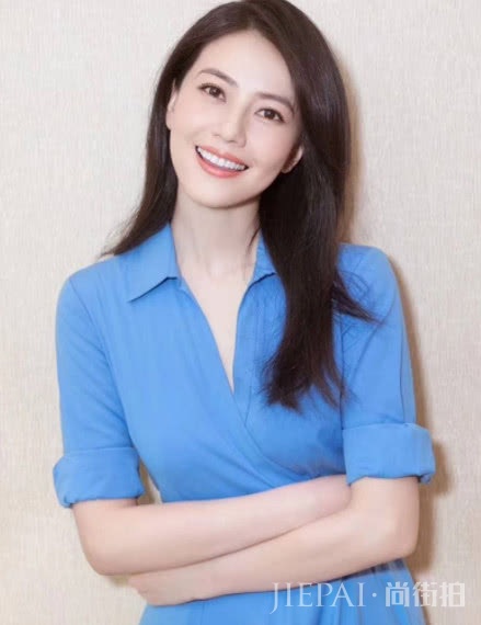 高圆圆一袭露肩裙清纯又性感，抬头一笑更撩人！