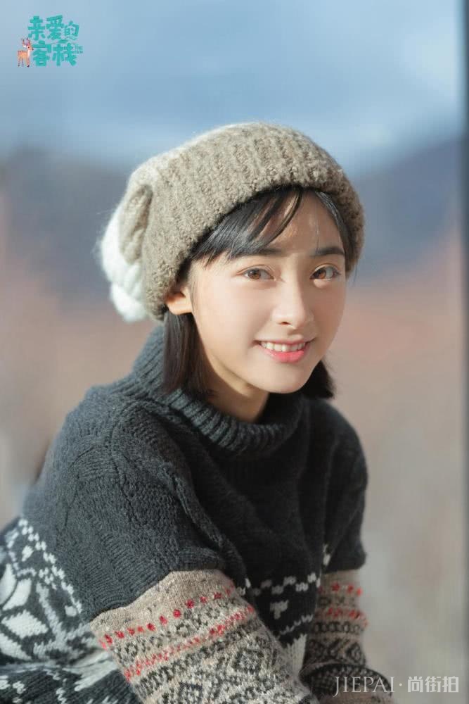 《亲爱的客栈》晒出沈月林间漫步写真照 粉丝：忽然感觉初恋了