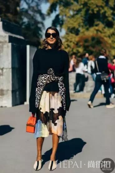 毛衣都穿错了，这样穿，才最时髦！