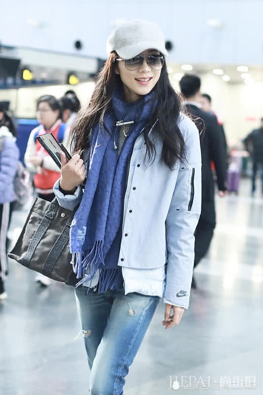 韩雪真抗冻!0度穿羽绒夹克保暖,却穿一条九分裤露脚踝