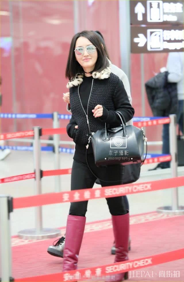 杨钰莹为扮嫩豁出去了,穿粉色靴子被网友嫌弃,还装什么少女