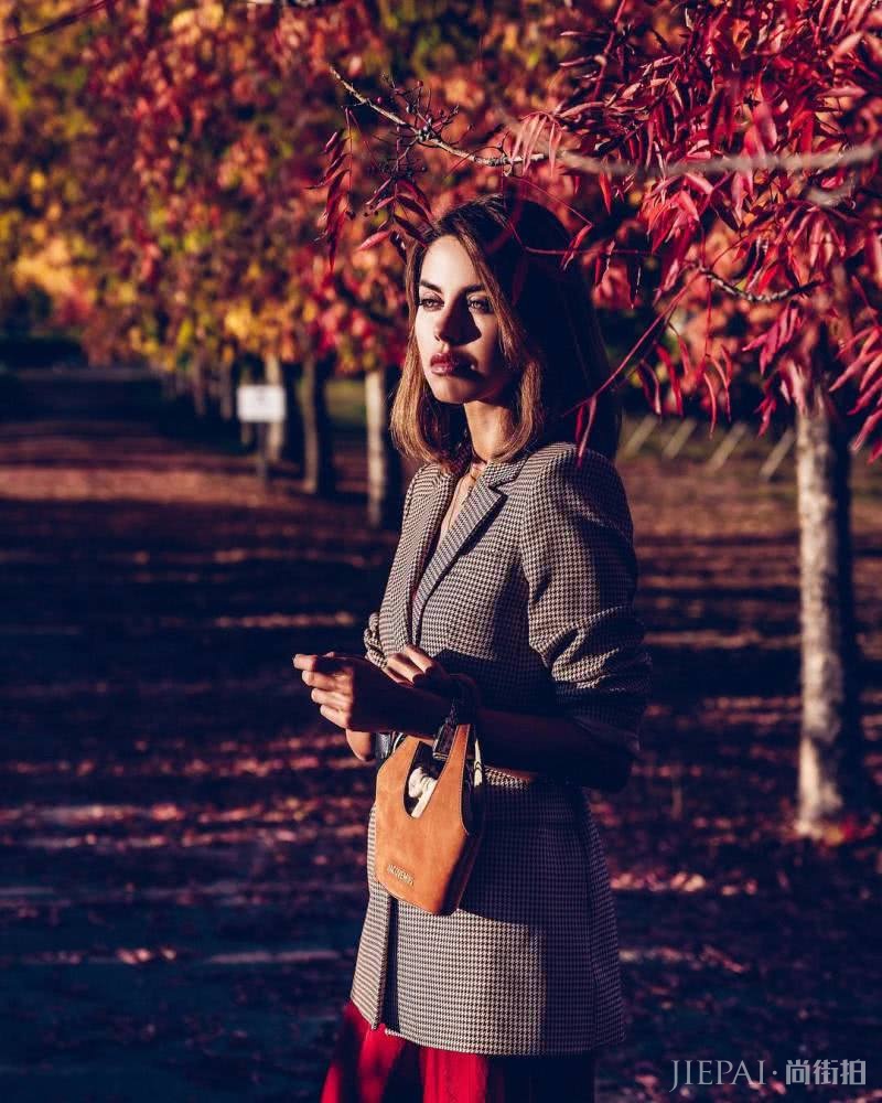 欧美街拍 酒红色大衣＋丝绒裙真不错，立体感十足！