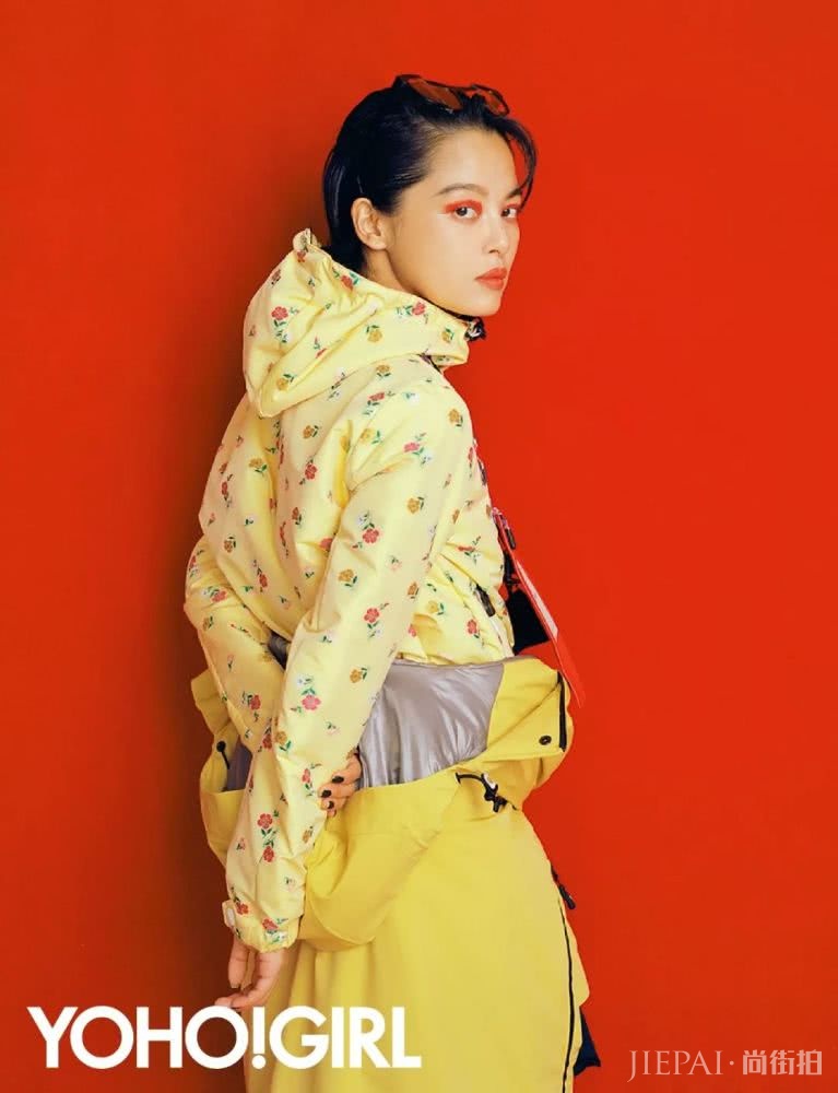 辛芷蕾的手机壳上,大写着“老子会火”。