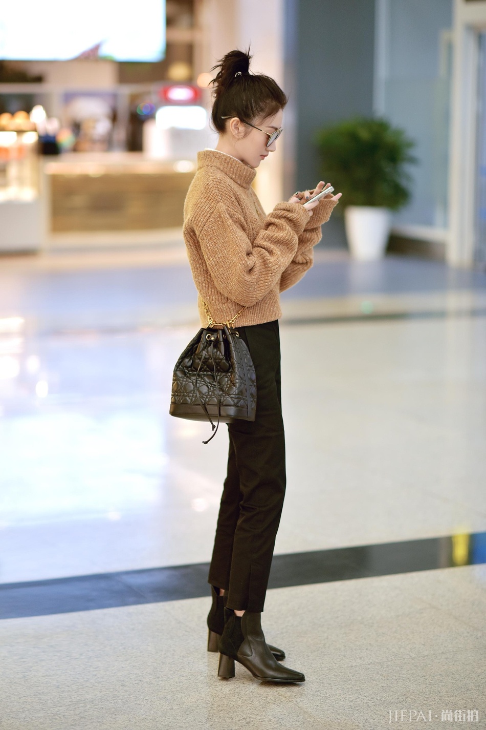 景甜现身机场 驼色毛衣温暖气质秀长腿