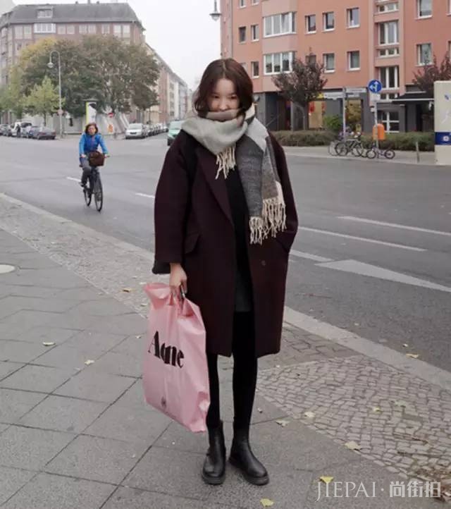 显气质这样穿大衣才女人，你就是20岁！