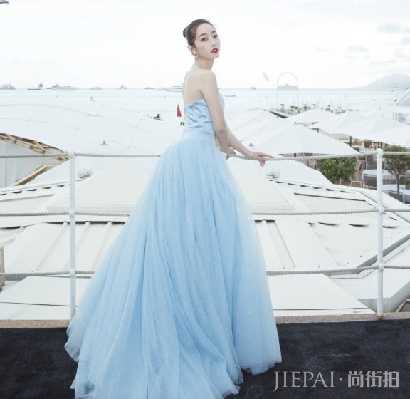 蒋梦婕简直要上天,选的裙子也至少显瘦20斤!