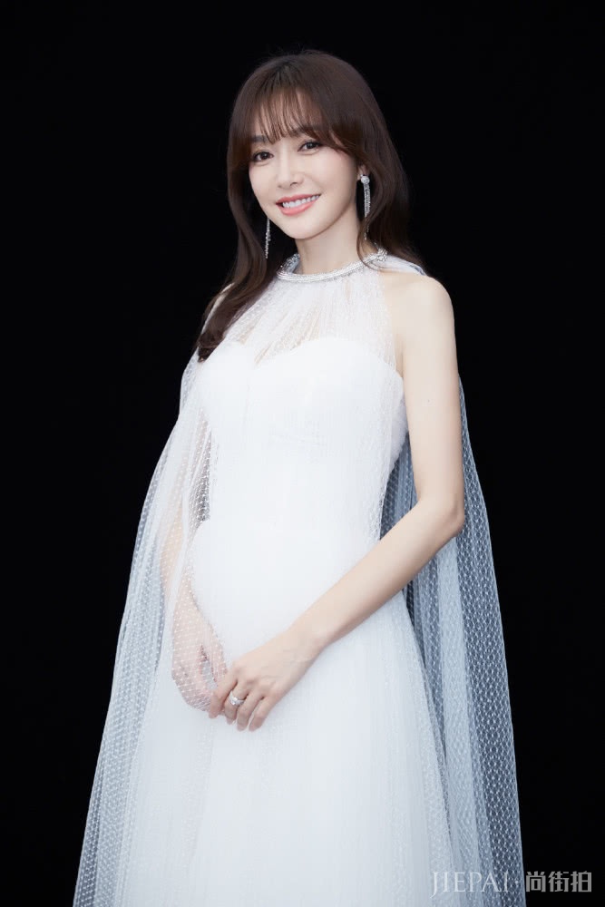秦岚穿白色简直是绝配,红唇美到惊艳