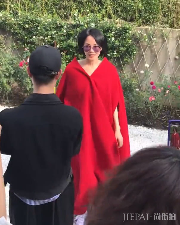 别再穿爆款了,林志玲一件斗篷两次穿,气质女神学她这样穿不会错