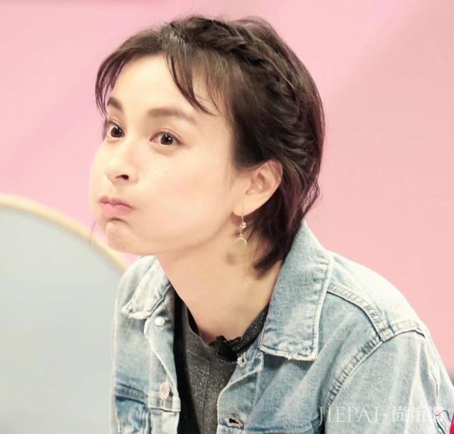 吴昕身穿T恤搭配运动裤,扎个半丸子头美极了